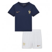 Camisa de time de futebol França Replicas 1º Equipamento Infantil Mundo 2022 Manga Curta (+ Calças curtas)